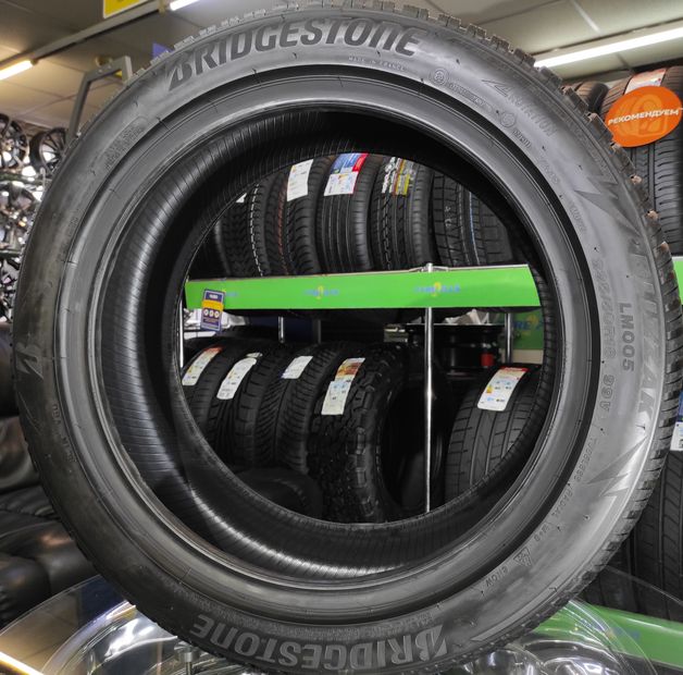 Зимові шини Bridgestone Blizzak LM005